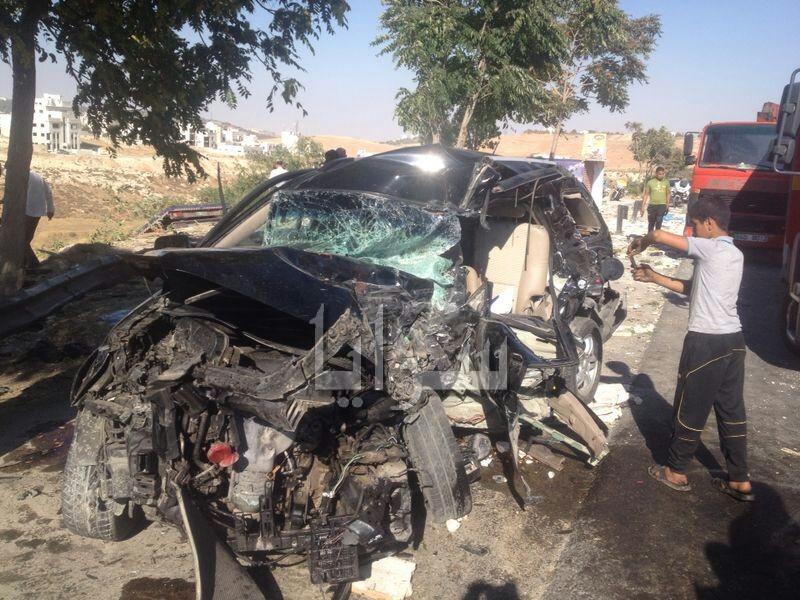 إصابة بالغة بتدهور تريلا وإصطدامها بـ6 مركبات على طريق شارع الأردن (صور)