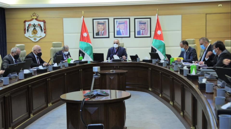 الحكومة تقرر السماح للمواطنين بتأدية صلاة الجمعة في المساجد سيراً على الأقدام