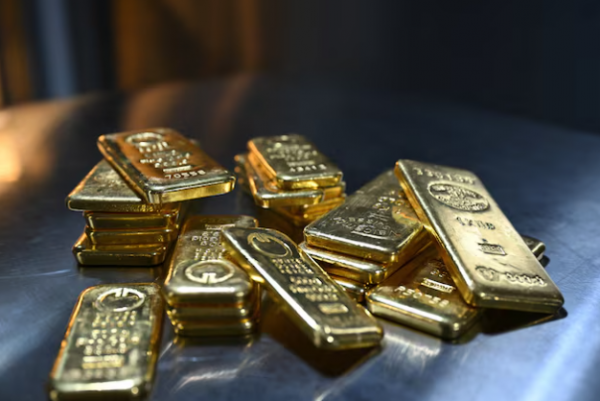 أسعار الذهب عالميًا تتراجع نحو 2%