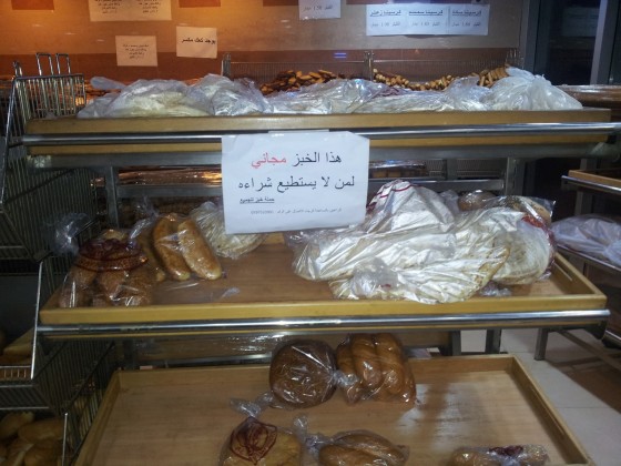 الحكومة تستبدل رفع أسعار الخبز برسوم الإقامة وتصاريح العمل والسجائر 