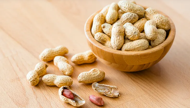 علماء يكتشفون طريقة لتحويل قشور الفول السوداني لمواد كربونية شبيهة بالجرافين