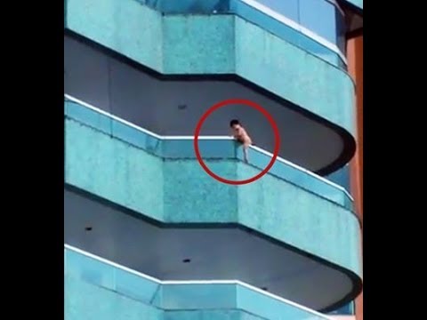 فيديو.يحبس الانفاس  ..  صاحب كشك يُنقذ طفل 