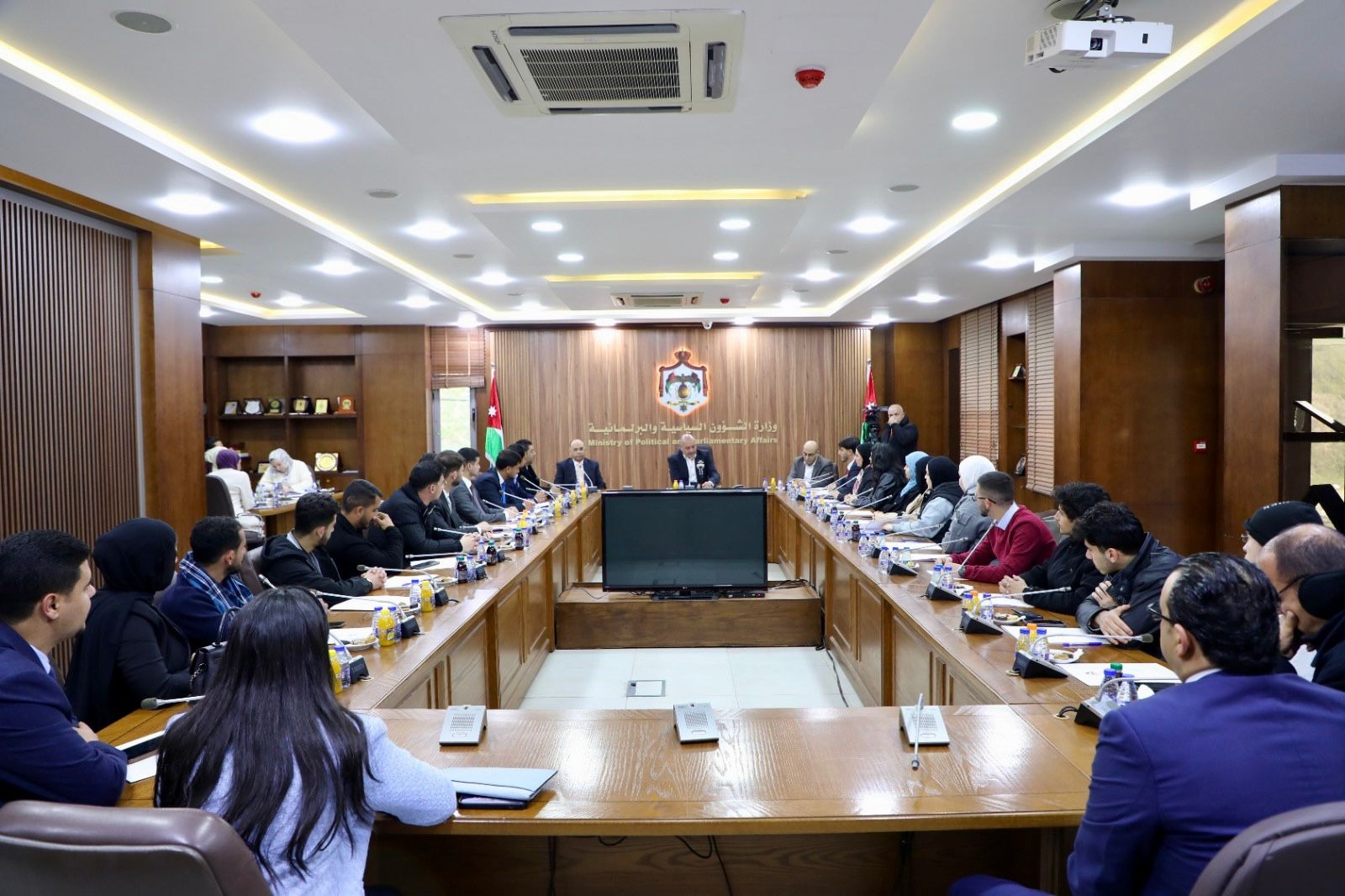 العودات خلال لقائه البرلمان الطلابي في "الشرق الأوسط": الوعي الوطني خط الدفاع الأول في مواجهة التحديات