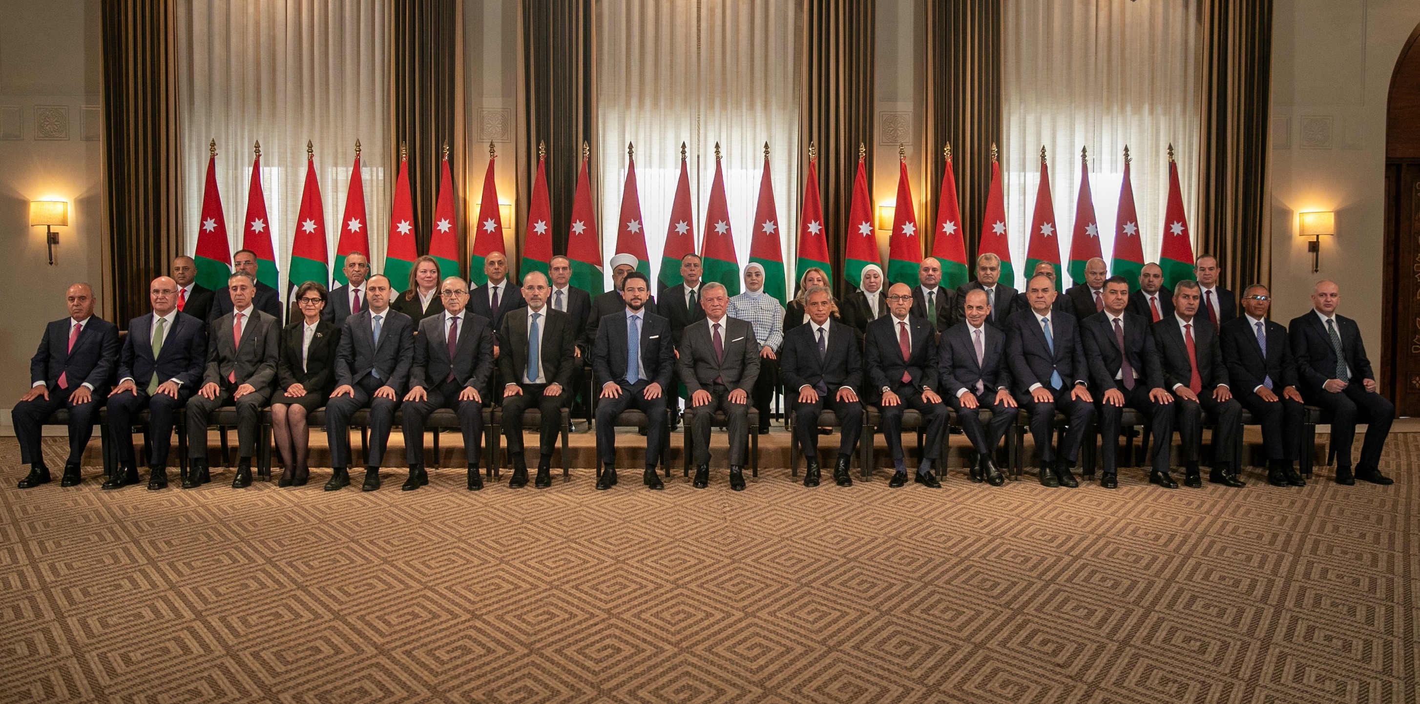 هل يجوز الجمع بين أمانة الحزب والحقيبة الوزارية؟