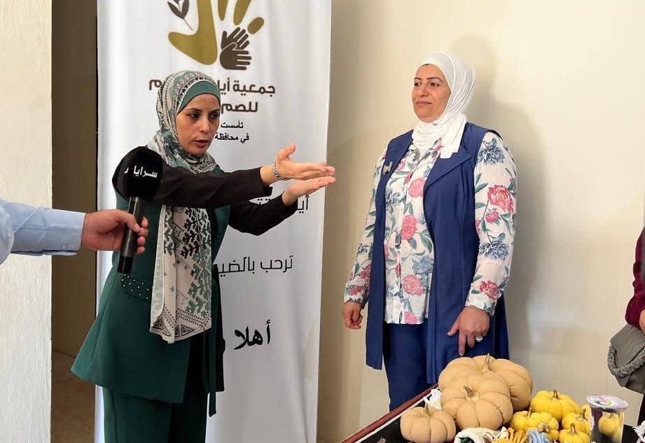 أيادٍ تنطق بلغة الإشارة ..  حكاية الصمّ والبكم في عجلون بين التحدي والأمل  ..  فمن ينتصر لهم؟  ..  فيديو 