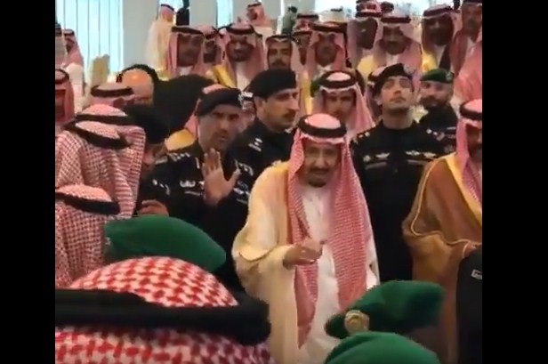 بالفيديو  ..  كيف رد الملك سلمان على سعودي طلب السلام عليه ؟