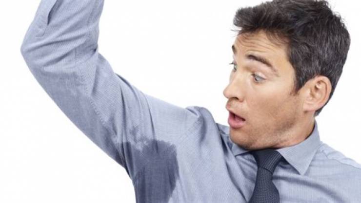 طريقة غريبة لمعالجة رائحة العرق تحت الإبطين!