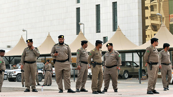الأمن السعودي يتمكن من تحرير رهائن احتجزهم مسلح واطلق عليهم النار في الرياض