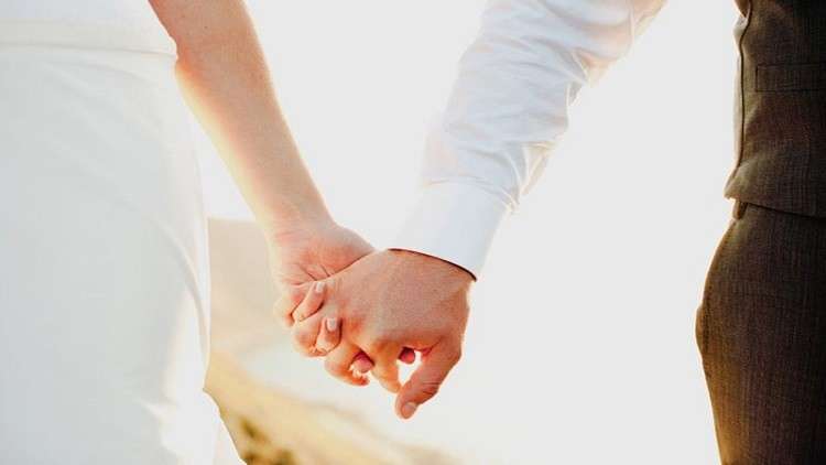 موظفة تقرض زميلها مبلغ مالي كبير ليتزوجها ..  وهذا ما فعله بها 