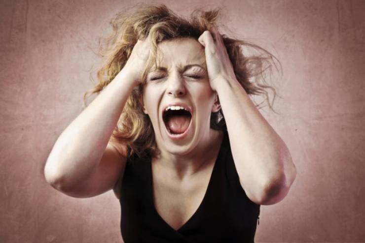 أرفع صوتي على أمي ثم ألوم نفسي، فكيف أبرها؟