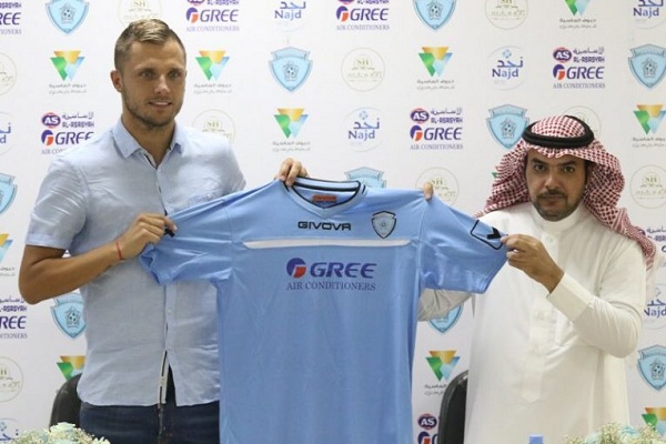 البولندي لوكاس يوقع للباطن السعودي  