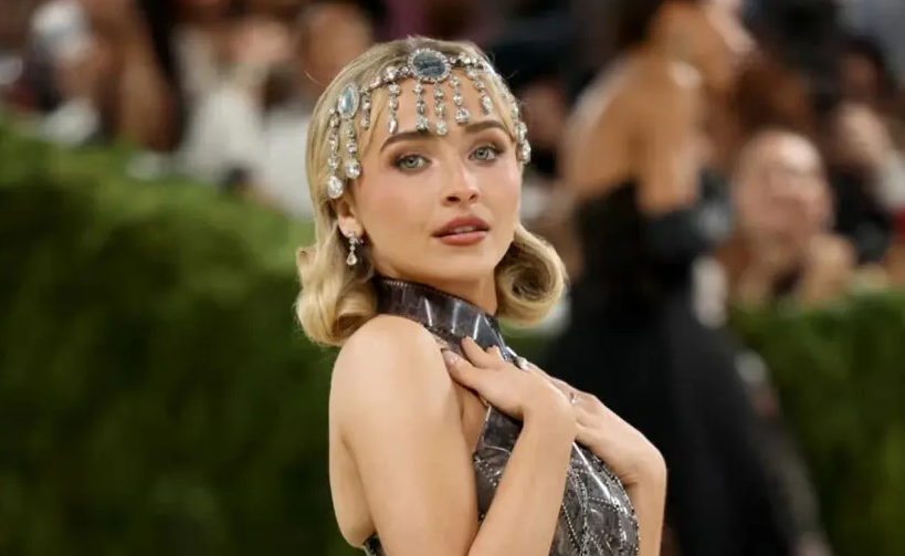 إطلالة سابرينا كاربنتر في Met Gala مصنوعة من أشرطة فيلمها المفضل