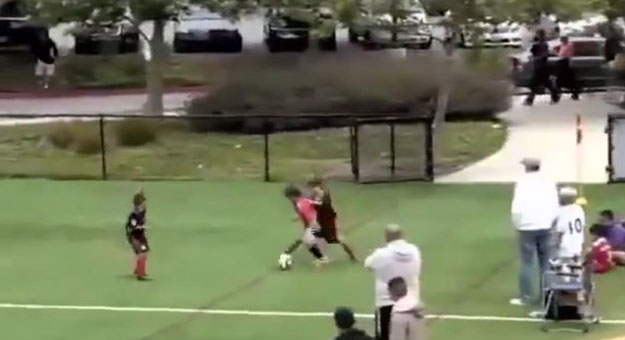 بالفيديو ..  ميسى الصغير يُحرز "هدف مرادونى" ويُبهر الجميع بمهارته