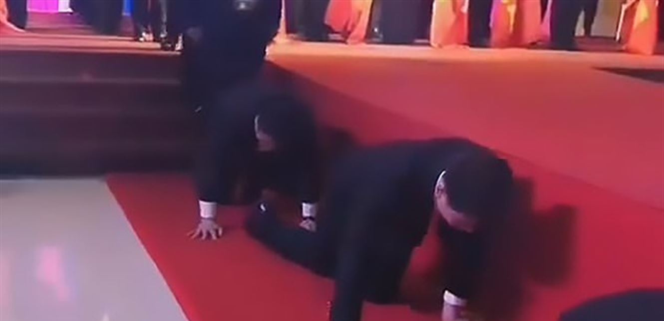 بالفيديو  ..  مدراء في إحدى الشركات يزحفون أمام موظّفيهم عقاباً على "الفشل"