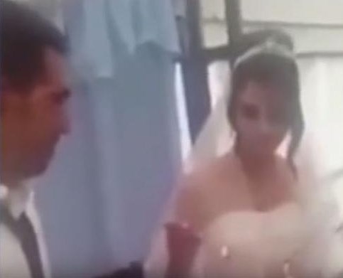 بالفيديو  ..  عريس يضرب عروسه في حفل الزفاف
