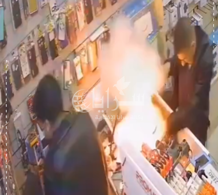 شاهد لحظة انفجار بطارية هاتف محمول داخل محل خلويات في عمّان 
