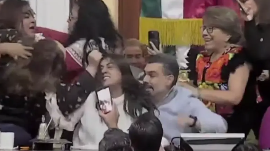 شاهد نائبات يشددن شعر بعضهن ويتبادلن اللكمات داخل الكونغرس