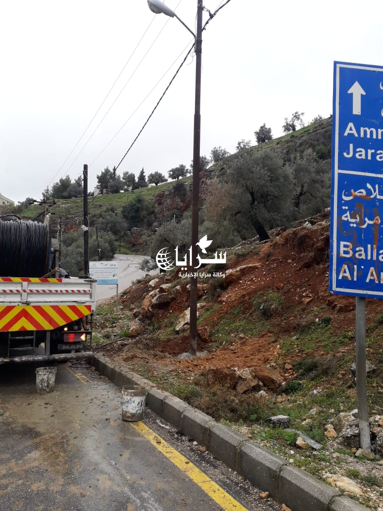 بعد نشر "سرايا" ..  شركة كهرباء إربد تصلح عامود الإنارة المهدد بالسقوط في كفرنجة