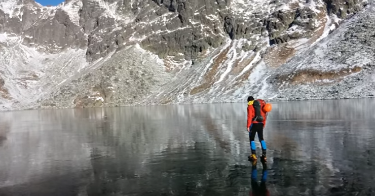 بالفيديو ..  بسبب ظاهرة غريبة .. إستطاع هذا الرجل ان يمشي على الماء!
