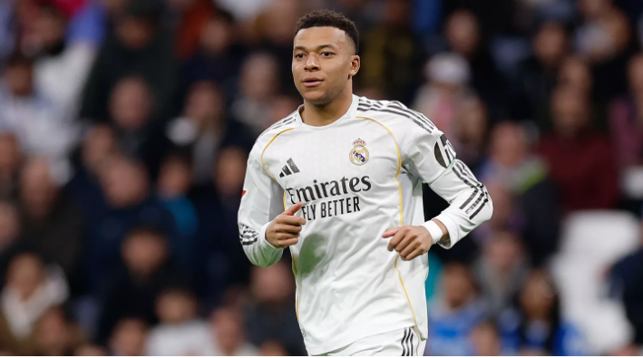 ريال مدريد يدرس معاقبة مبابي بعد تصريحاته المثيرة
