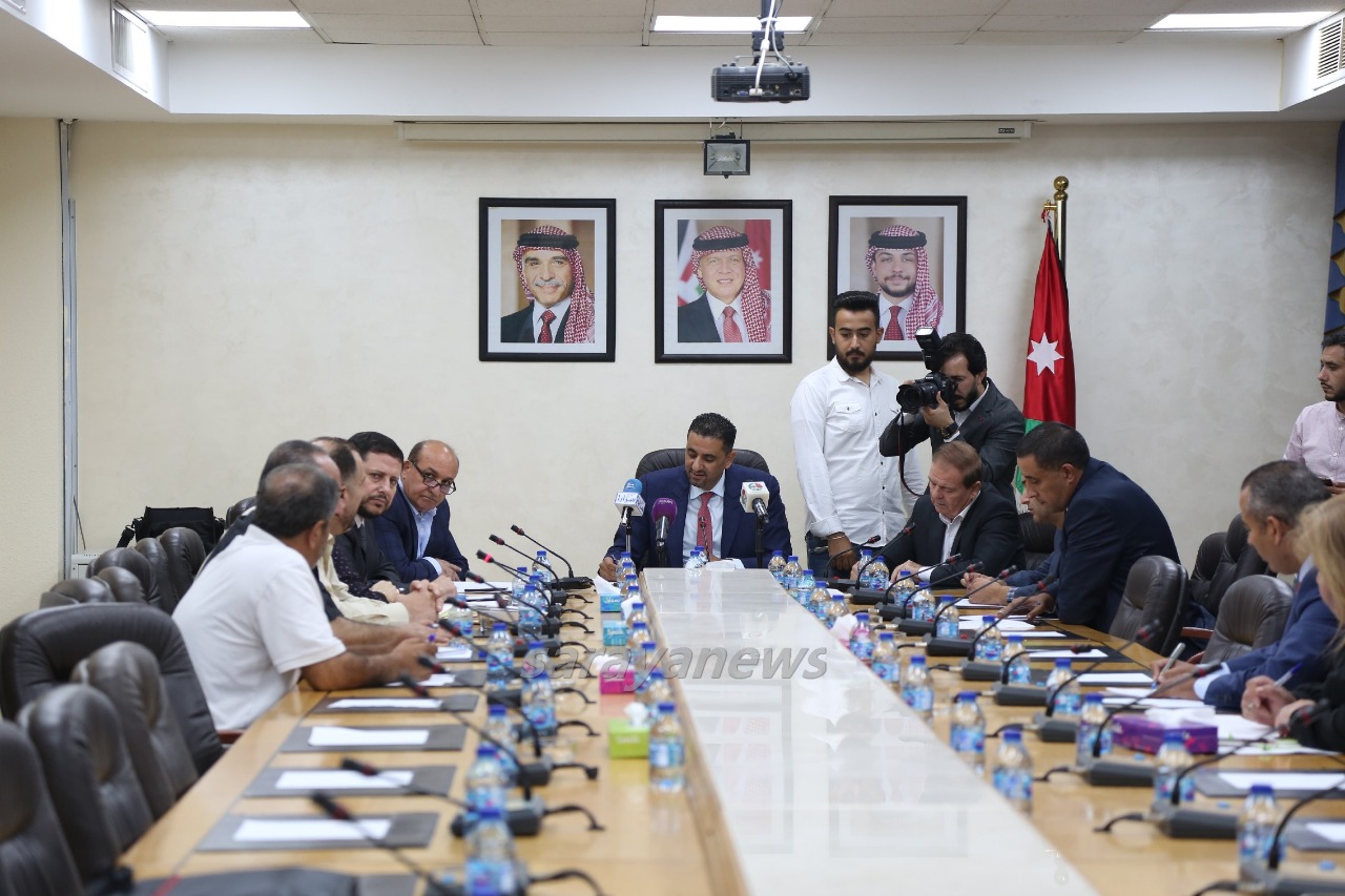 "الخدمات النيابية" تؤكد الحرص على تعزيز مبدأ التشاركية مع وزارة النقل ..  صور