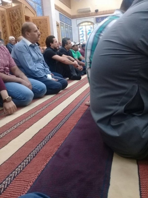 ولي العهد الأمير حسين و الامير هاشم بن عبدالله يصليان الجمعة في العقبة دون حرس  