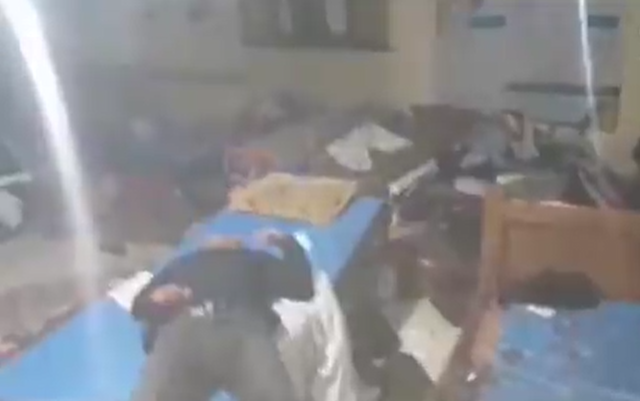 بالفيديو  ..  مشاهد أخرى مآساوية وصعبة من داخل أحد أقسام المستشفى الأندونيسي إثر أستهدافه بشكل مباشر وهو يعج بالمرضى والجرحى