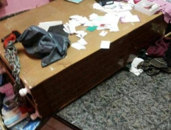 بالصور ..  قوات الاحتلال تعتقل شاباً وتحطم محتويات منزله في الخليل 