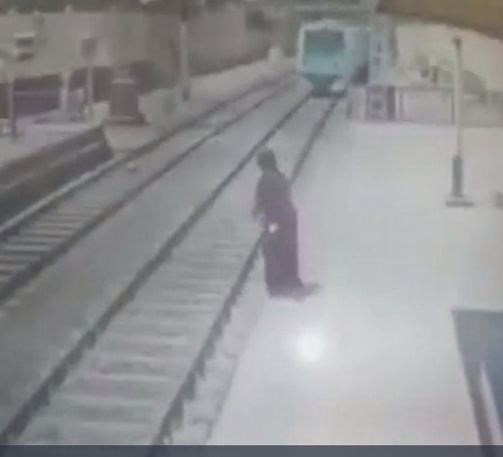 فيديو مؤلم  ..  فتاة مصرية تنتحر بإلقاء نفسها امام القطار 
