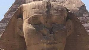 صور متداولة لتمثال "أبو الهول" تزعم أنه أغمض عينيه