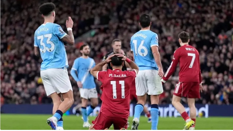 "لا تغلقوا فمه" ..  لاعب ليفربول يدافع عن صلاح ليلة الرحيل