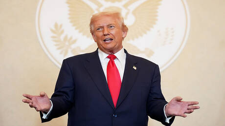 ترامب: الشرع "رجل قوي" ورفعنا العقوبات عن سوريا بطلب من تركيا وإسرائيل 