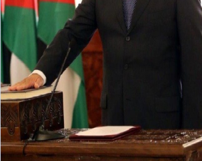وزير يخرج عن صمته : "لو ضليت بوظيفتي أقبض 800 ألف بالسنة أحسنلي" 