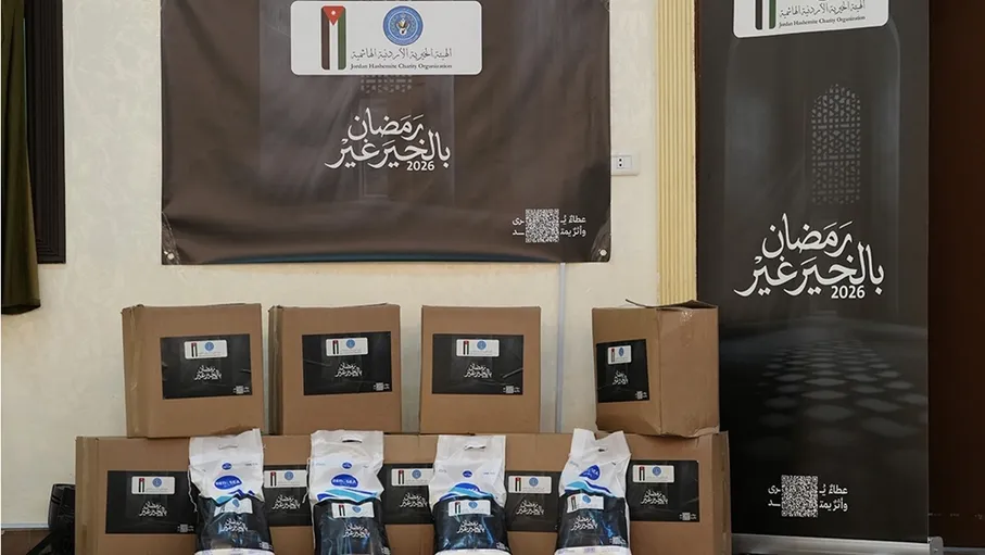 "الخيرية الهاشمية" توزع طرودا غذائية ضمن "رمضان بالخير غير"