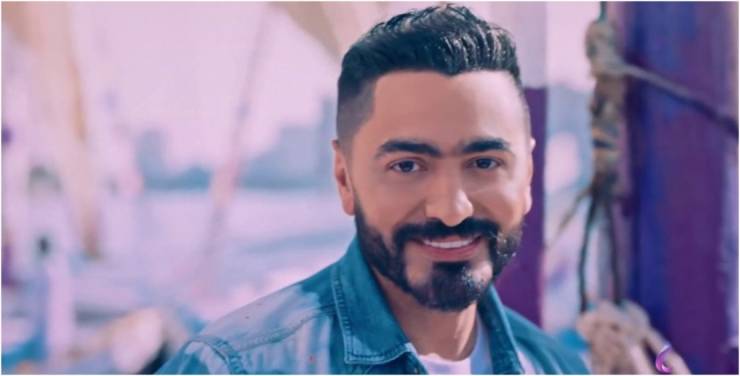 تامر حسني يفاجئ طفلاً بزيارة إلى منزله ..  ورد فعل الأخير صادم (فيديو)