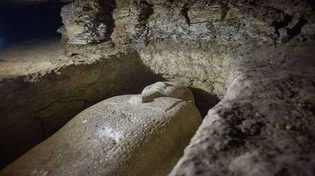 بالفيديو ..  شاهد لحظة فتح قبر فرعوني على الهواء مباشرة وهذا ما عثر بداخله 