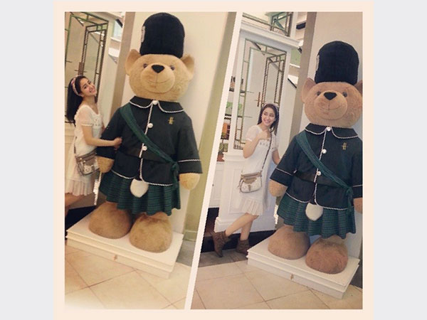 اسيل عمران طفلة شقية   تلعب مع دب . صور 