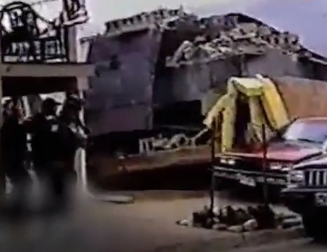 بالفيديو  ..  امريكي غاضب يقود بلدوزر محصن يحطم مصنع و 12 مبنى و تسبب بأضرار بقيمة (7) مليون دولار 