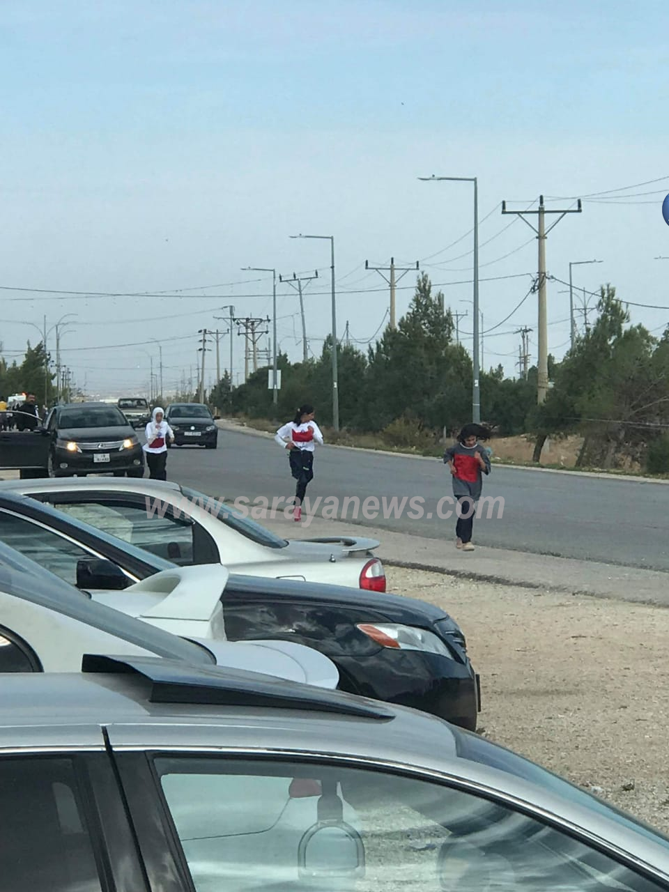 بالصور .. اربد: سباق ضاحية لطلبة المدارس الحكومية على طريق اربد_ عمان يثير استياء المواطنين
