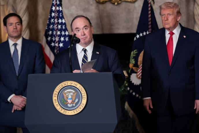 وزير الحرب الأمريكي يطيح بوزير البحرية