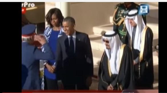 بالفيديو ..  لحظة قطع الملك سلمان لمراسم استقبال أوباما لأداء صلاة العصر