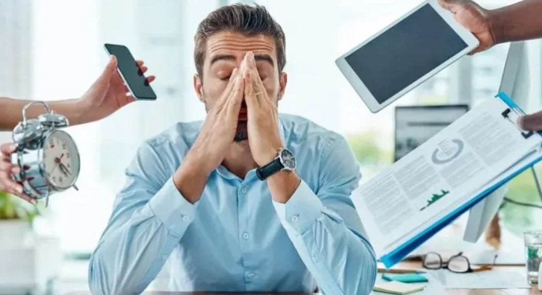 تعمل بلا توقف وتشعر بالذنب عند الراحة؟ ..  4 خطوات للتخلص من "هوس الإنتاجية"