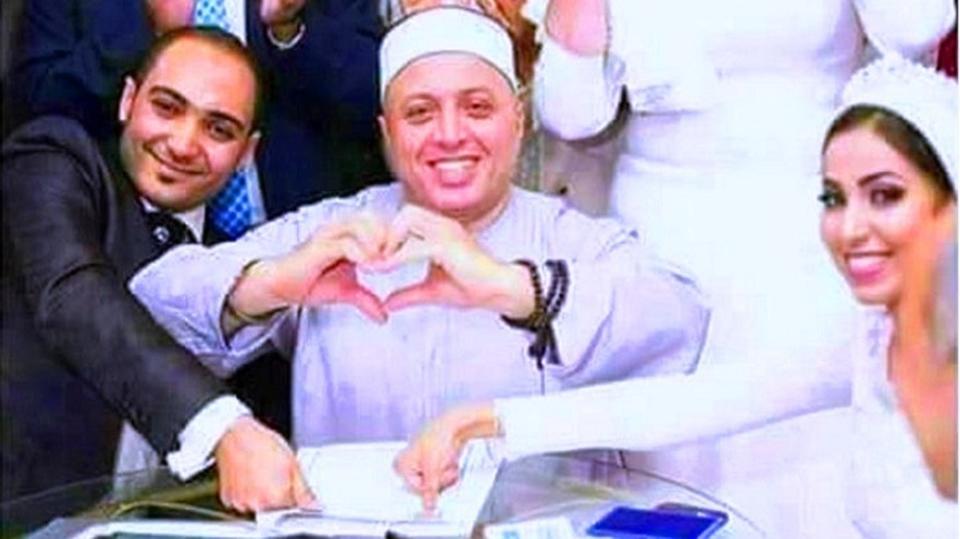أطرف مأذون في مصر ..  الفضائيات جعلته نجماً وهو لا ينتمي للمهنة  ..  "تفاصيل"