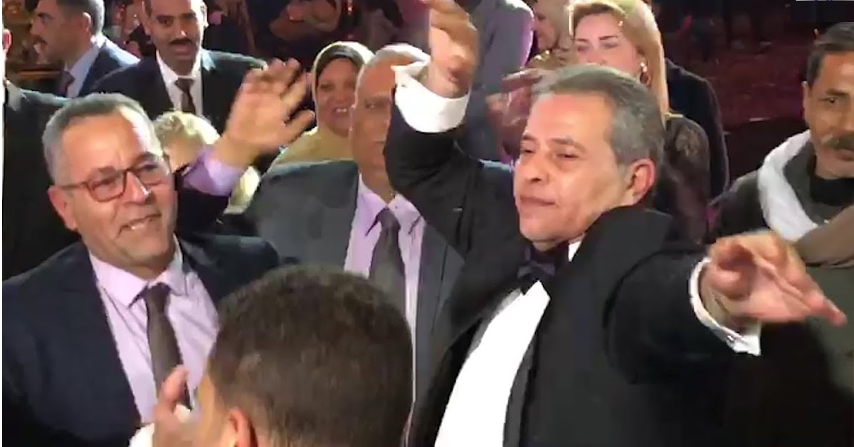 بالفيديو ..  توفيق عكاشة يرقص على أنغام حكيم فى حفل زفاف نجله