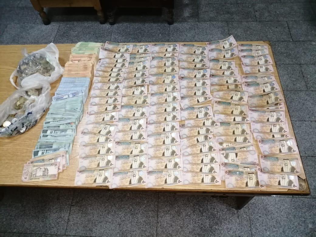 القبض على سارقي قاصة حديدية  داخل محطة وقود في منطقة وادي الرمم 