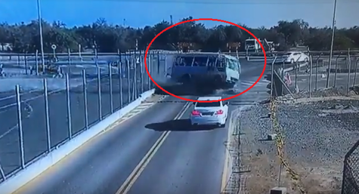بالفيديو: حادث 'بشع' لحافلة بسبب السرعة العالية!!