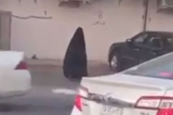 مواطن يكشف احتيال متسولة جمعت المال وركبت سيارة حديثة