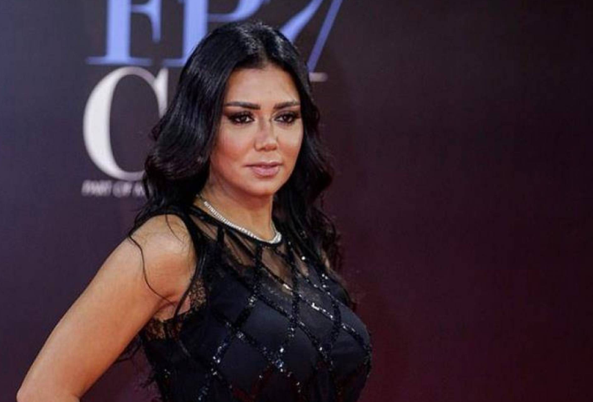 مصمم أزياء عالمي يعلق على فستان رانيا يوسف 