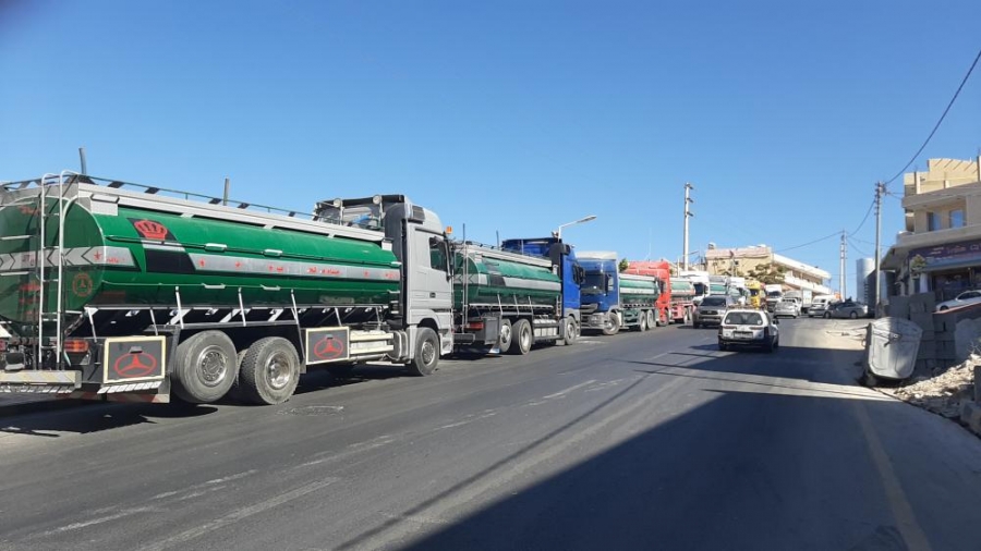 بالصور  ..  أصحاب الصهاريج في وادي موسى يحتجون على نقص المياه
