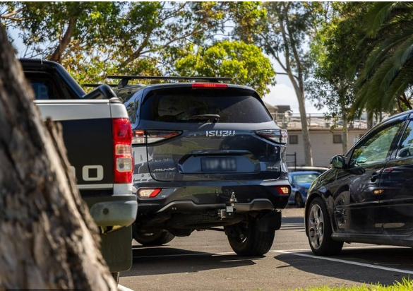 خطوات ذكية لتسهيل ركن السيارة للخلف بأمان وفاعلية